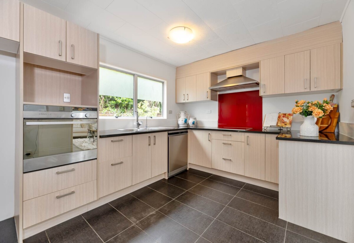 3 bedrooms house on 703m² land, Downstairs with separate entrances a huge rumpus room, 3 additional rooms, and a bathroom, 29 Santiago Crescent, Unsworth Heights, Auckland