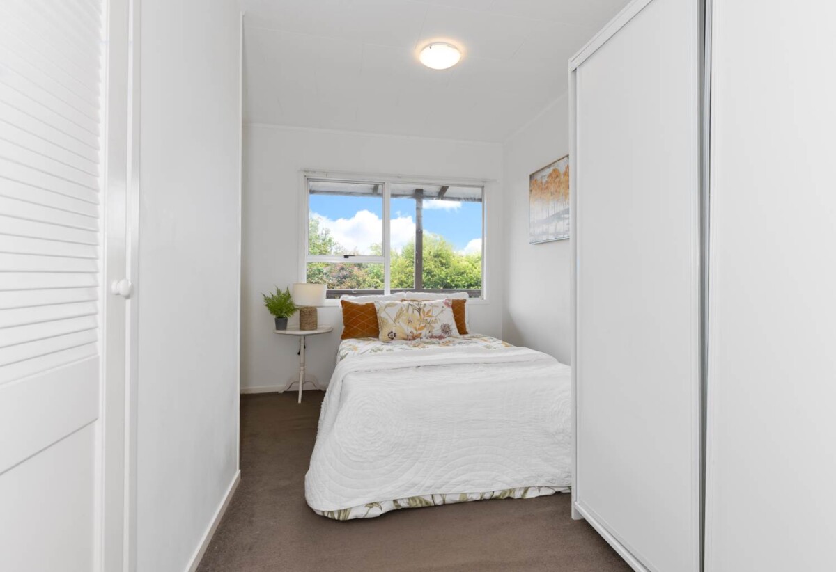 3 bedrooms house on 703m² land, Downstairs with separate entrances a huge rumpus room, 3 additional rooms, and a bathroom, 29 Santiago Crescent, Unsworth Heights, Auckland