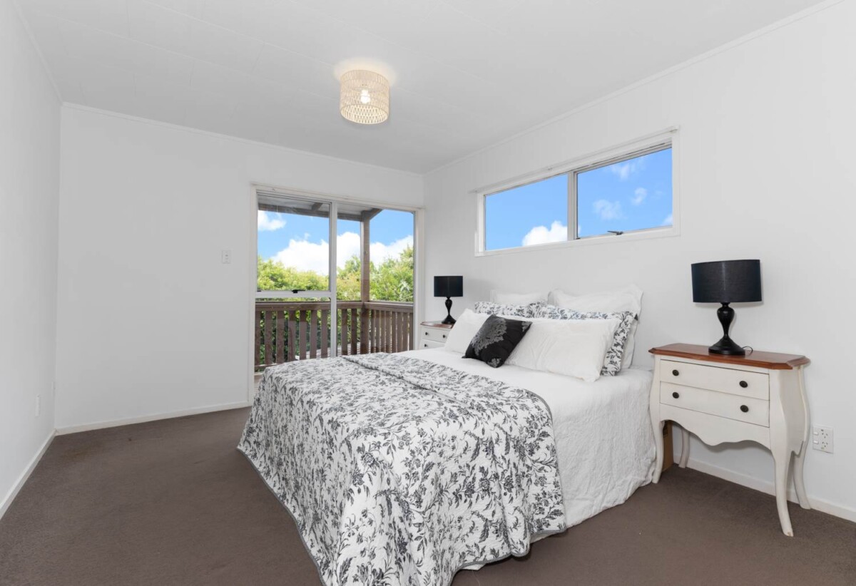 3 bedrooms house on 703m² land, Downstairs with separate entrances a huge rumpus room, 3 additional rooms, and a bathroom, 29 Santiago Crescent, Unsworth Heights, Auckland