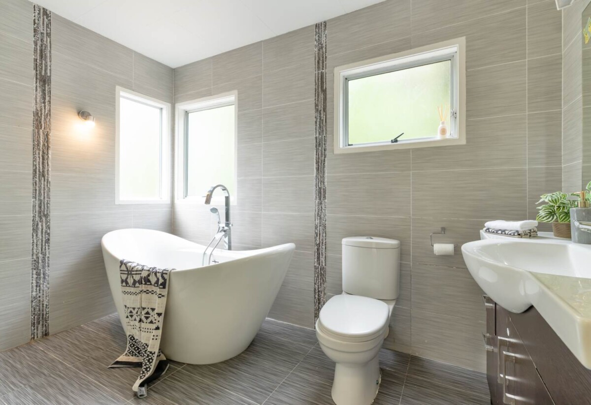 3 bedrooms house on 703m² land, Downstairs with separate entrances a huge rumpus room, 3 additional rooms, and a bathroom, 29 Santiago Crescent, Unsworth Heights, Auckland