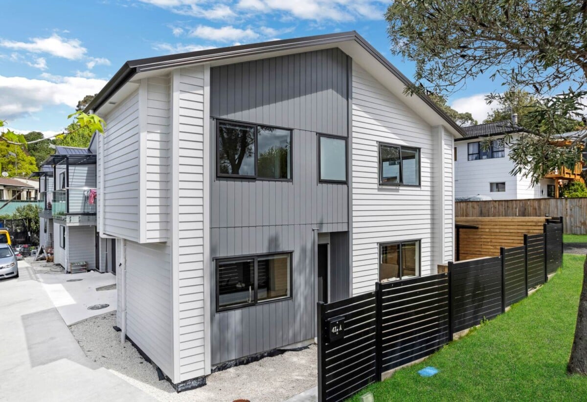 150m2 Standalone Brandnew 4 beds 2.5 baths home with garage, Central Air Conditioning, Brand New Blinds (Vendor Gift), close to local shopping centres, supermarkets, schools, parks, motorway access, 41A Trias Road, Totara Vale, Auckland