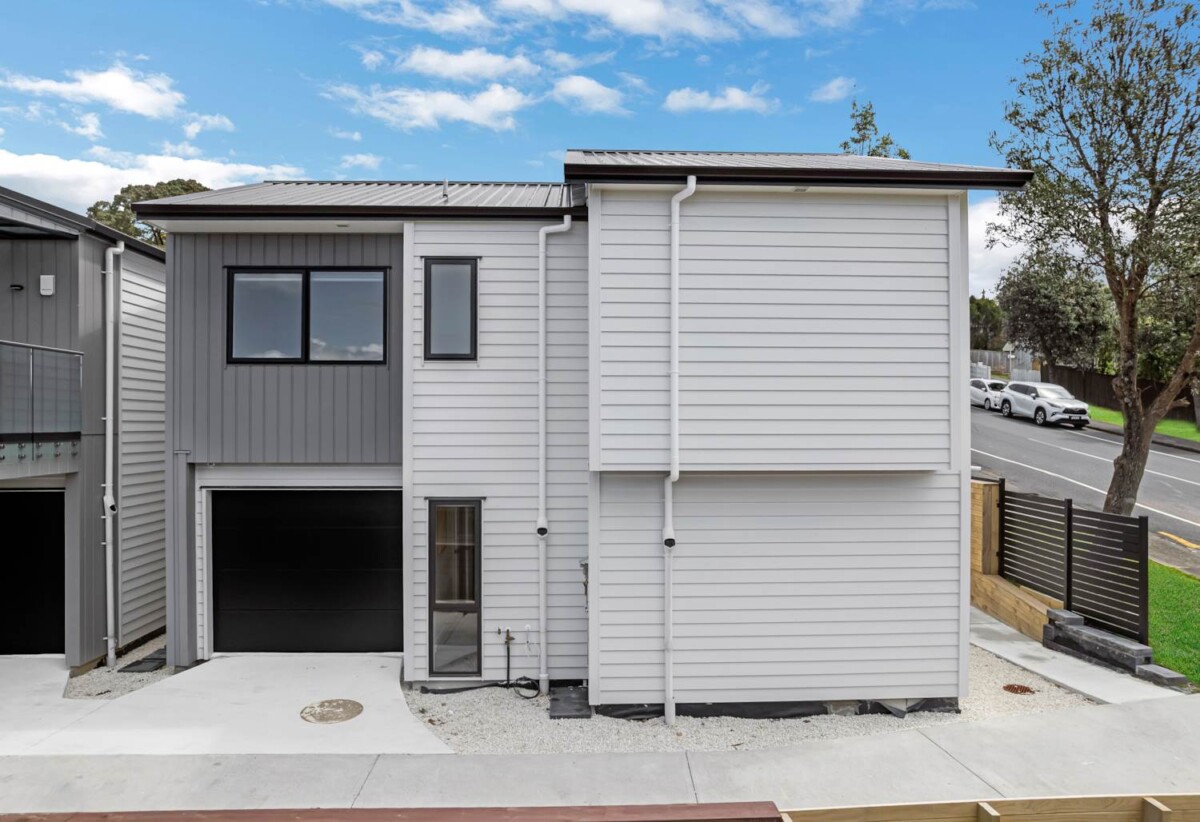 150m2 Standalone Brandnew 4 beds 2.5 baths home with garage, Central Air Conditioning, Brand New Blinds (Vendor Gift), close to local shopping centres, supermarkets, schools, parks, motorway access, 41A Trias Road, Totara Vale, Auckland