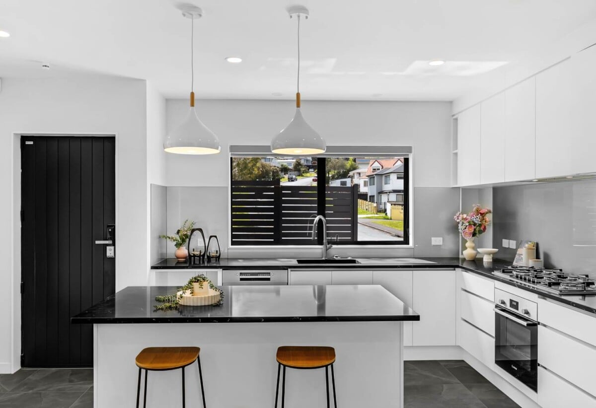 150m2 Standalone Brandnew 4 beds 2.5 baths home with garage, Central Air Conditioning, Brand New Blinds (Vendor Gift), close to local shopping centres, supermarkets, schools, parks, motorway access, 41A Trias Road, Totara Vale, Auckland