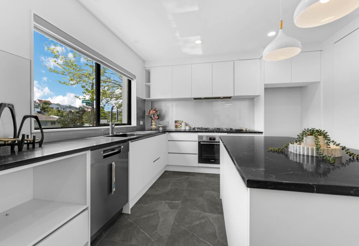 150m2 Standalone Brandnew 4 beds 2.5 baths home with garage, Central Air Conditioning, Brand New Blinds (Vendor Gift), close to local shopping centres, supermarkets, schools, parks, motorway access, 41A Trias Road, Totara Vale, Auckland