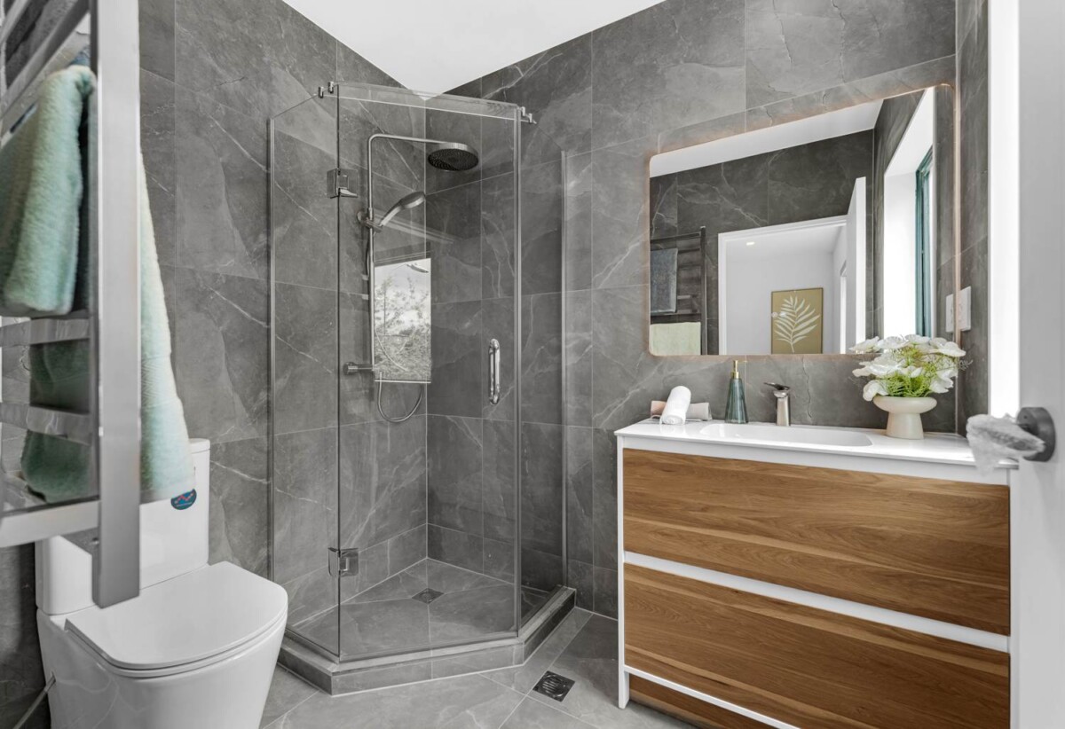150m2 Standalone Brandnew 4 beds 2.5 baths home with garage, Central Air Conditioning, Brand New Blinds (Vendor Gift), close to local shopping centres, supermarkets, schools, parks, motorway access, 41A Trias Road, Totara Vale, Auckland