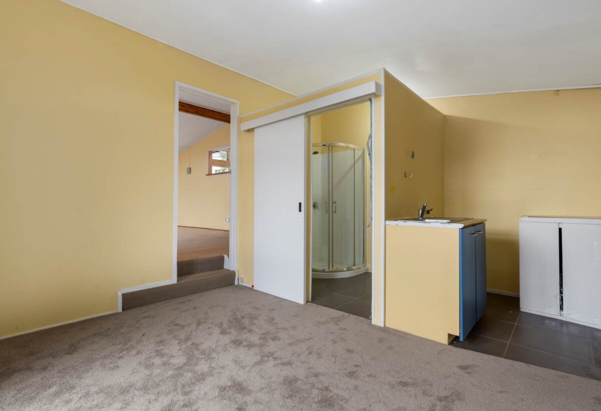 5 bedrooms house on 936m² land, with RC for 7 Lots, 17 Ellice Road, Totara Vale, Auckland