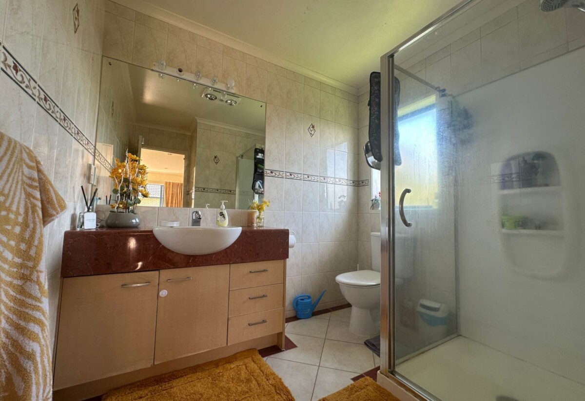 For rent, 4 bedrooms 2 bathrooms house, available 13th November, 13 Fernloche Place, Flat Bush, Auckland
