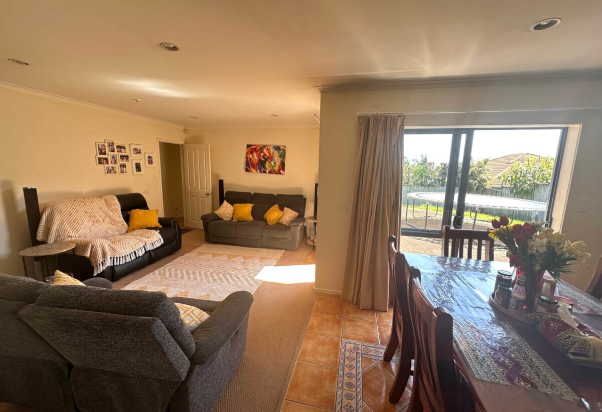 For rent, 4 bedrooms 2 bathrooms house, available 13th November, 13 Fernloche Place, Flat Bush, Auckland