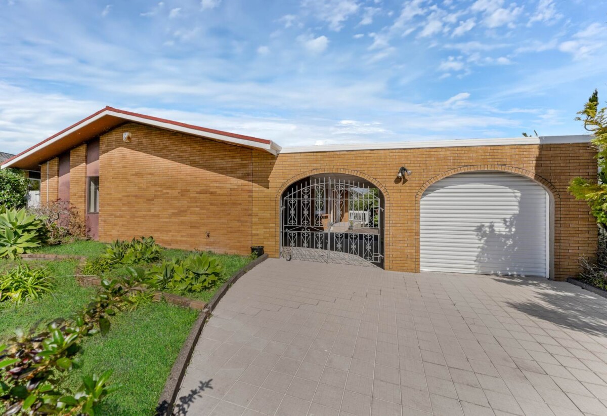 Macleans Zone, 3 bedrooms house on 607m² section, Renovate, Develop or live, 26 Maugham Drive, Bucklands Beach, Auckland