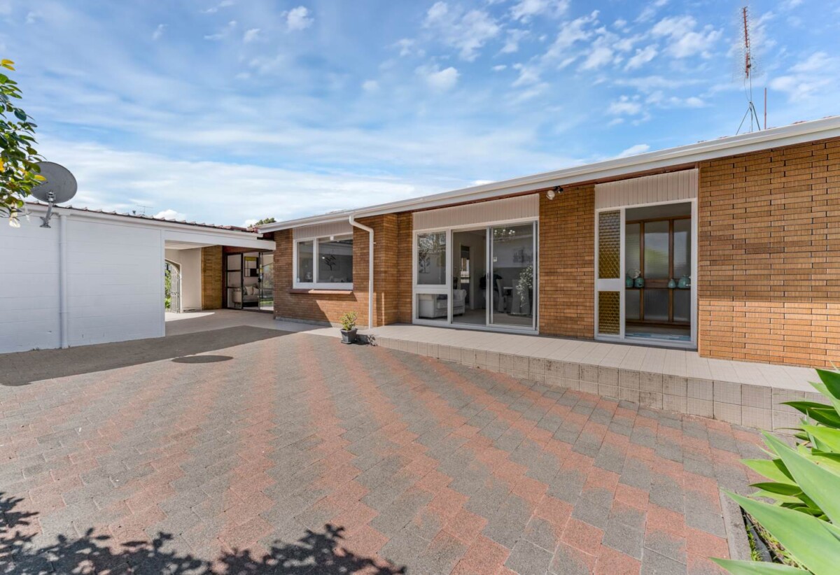 Macleans Zone, 3 bedrooms house on 607m² section, Renovate, Develop or live, 26 Maugham Drive, Bucklands Beach, Auckland