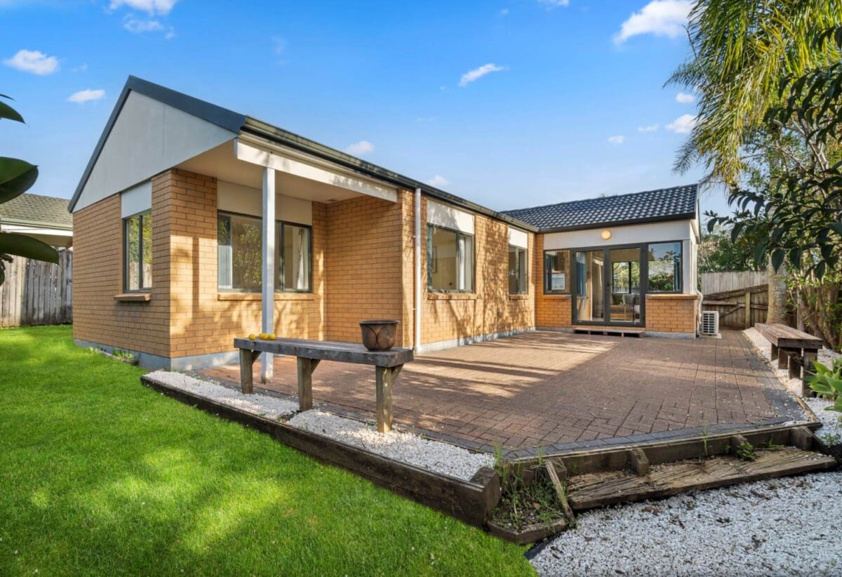 3 bedrooms house, close to schools, parks, Lincoln Road amenities, easy Motorway access, 27 Kona Crescent, Henderson, Auckland