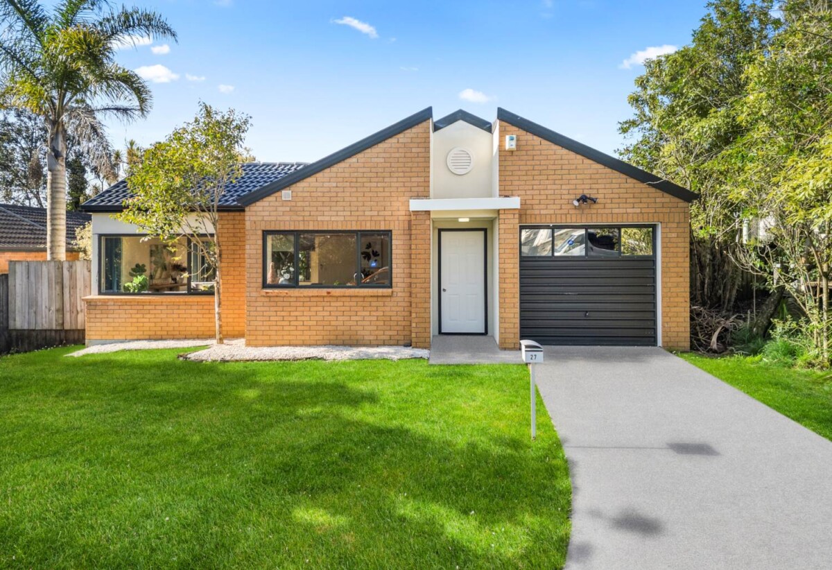 3 bedrooms house, close to schools, parks, Lincoln Road amenities, easy Motorway access, 27 Kona Crescent, Henderson, Auckland