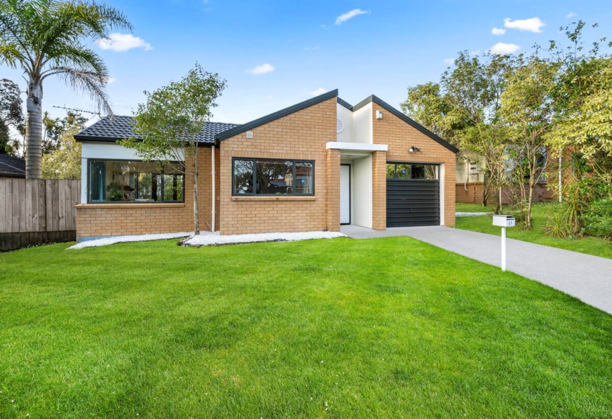 3 bedrooms house, close to schools, parks, Lincoln Road amenities, easy Motorway access, 27 Kona Crescent, Henderson, Auckland