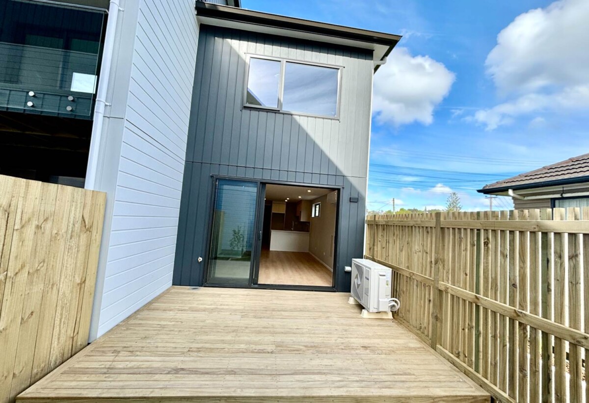 For rent, 2 beds 1.5 baths townhouse, available 20th October, 4/73 Glendale Road, Glen Eden, Auckland