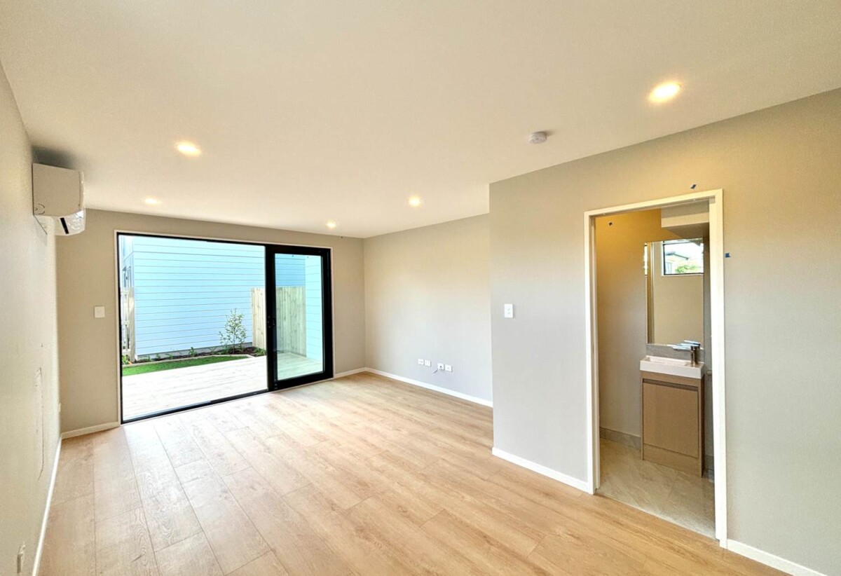 For rent, 2 beds 1.5 baths townhouse, available 20th October, 1/73 Glendale Road, Glen Eden, Auckland