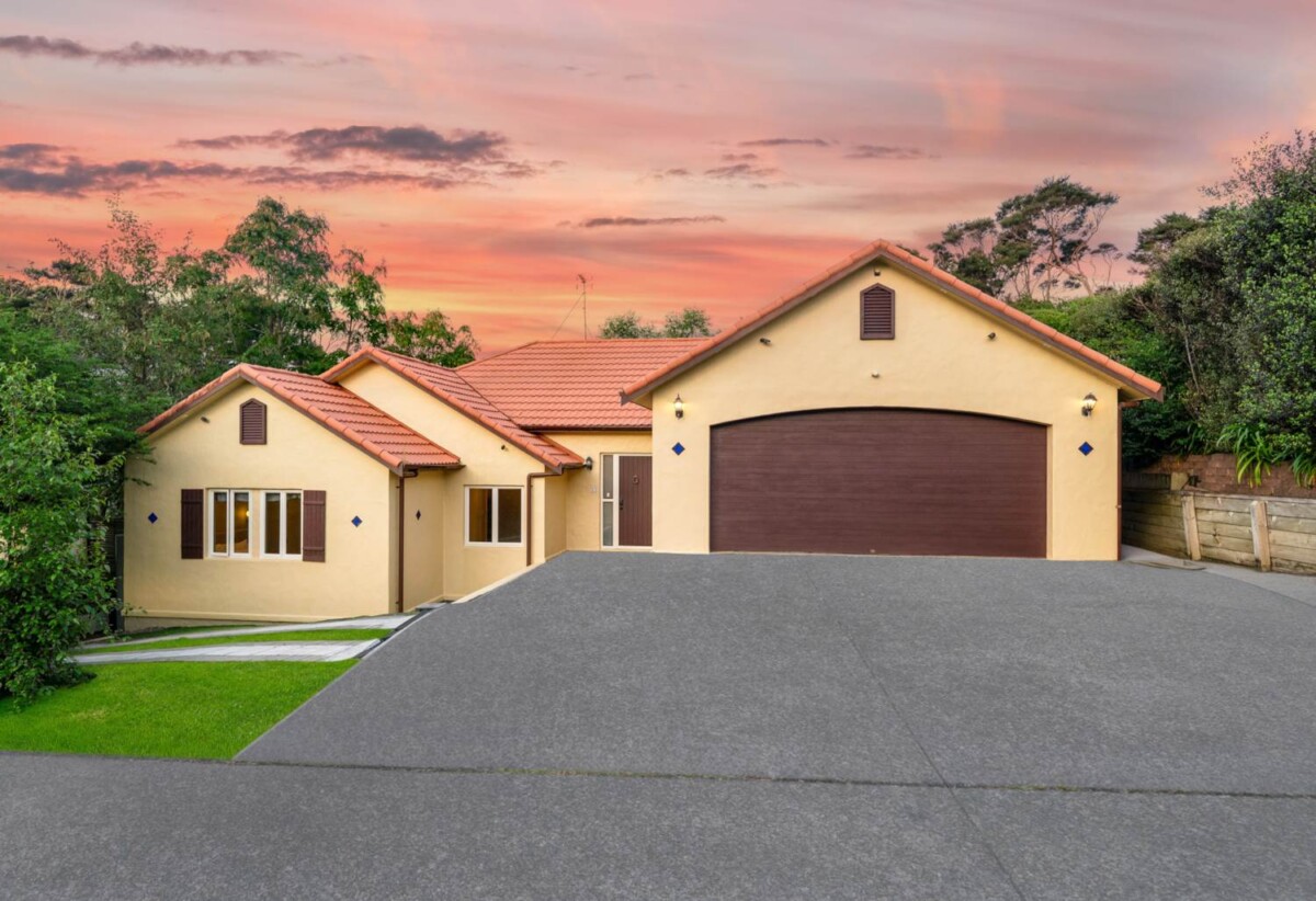 4 bedrooms house on 880m² section, brand-new floor, newly installed kitchen, just minutes from Albany Village, 23 Twin Court, Albany, Auckland