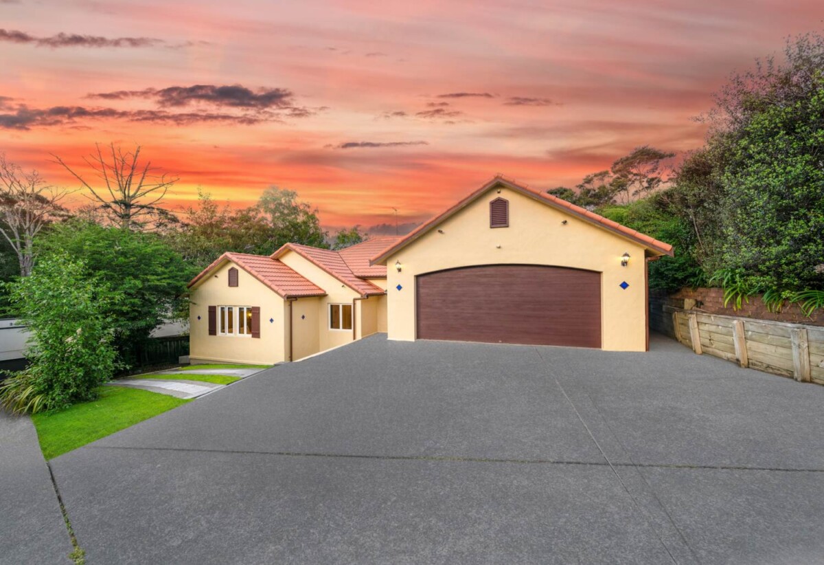 4 bedrooms house on 880m² section, brand-new floor, newly installed kitchen, just minutes from Albany Village, 23 Twin Court, Albany, Auckland