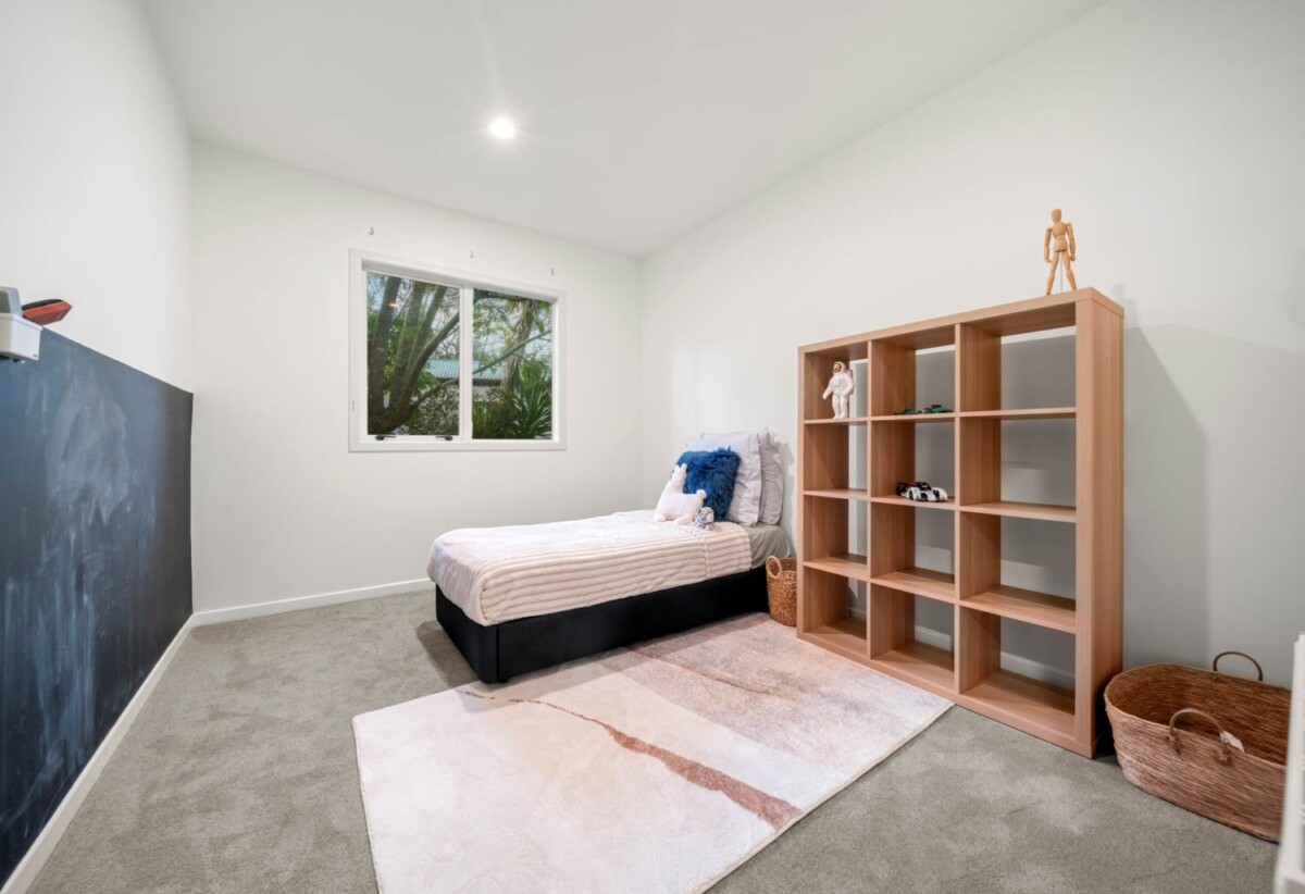 4 bedrooms house on 880m² section, brand-new floor, newly installed kitchen, just minutes from Albany Village, 23 Twin Court, Albany, Auckland