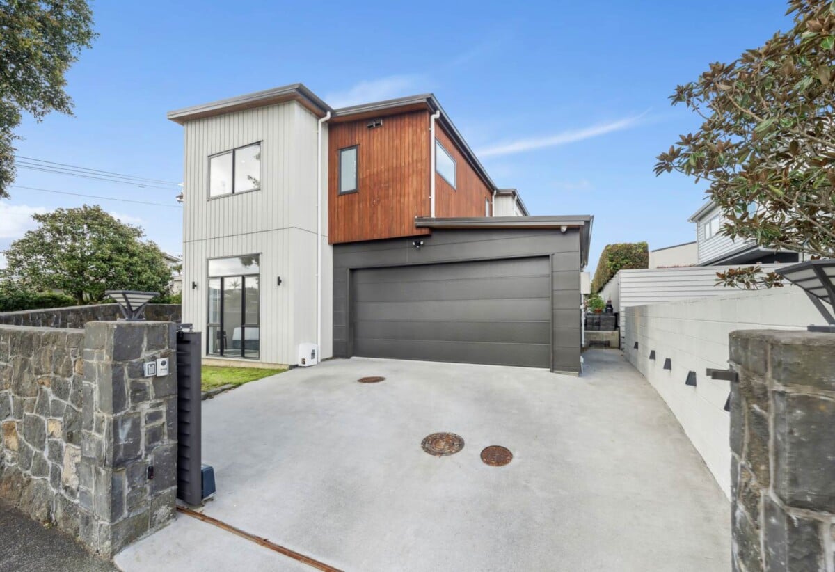 5 bedrooms house on 449m2 section, vendor NEEDS SOLD, American Oak timber flooring, 1D Kawau Road, Greenlane, Auckland