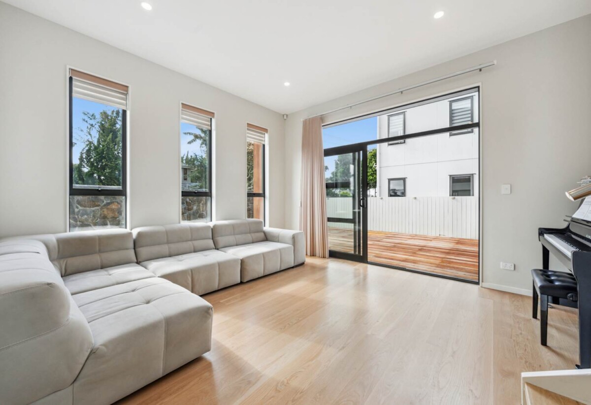 5 bedrooms house on 449m2 section, vendor NEEDS SOLD, American Oak timber flooring, 1D Kawau Road, Greenlane, Auckland