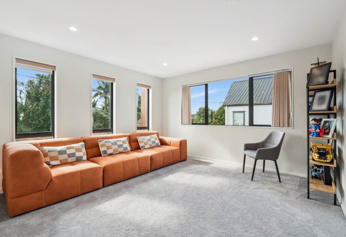 5 bedrooms house on 449m2 section, vendor NEEDS SOLD, American Oak timber flooring, 1D Kawau Road, Greenlane, Auckland