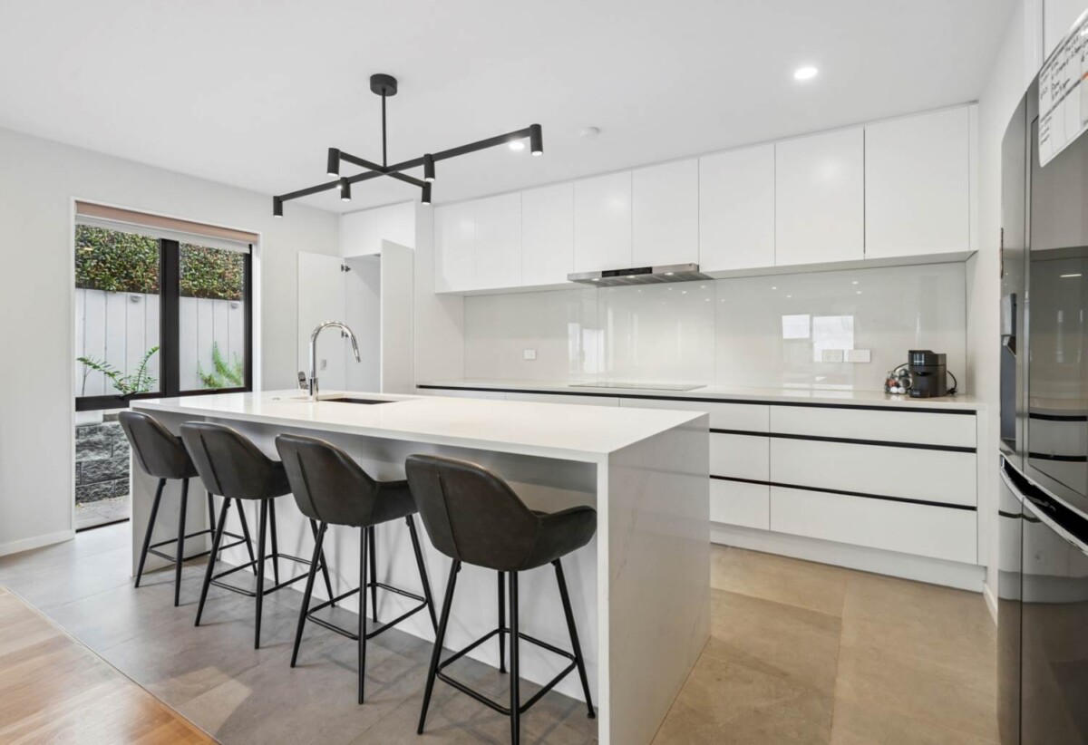 5 bedrooms house on 449m2 section, vendor NEEDS SOLD, American Oak timber flooring, 1D Kawau Road, Greenlane, Auckland