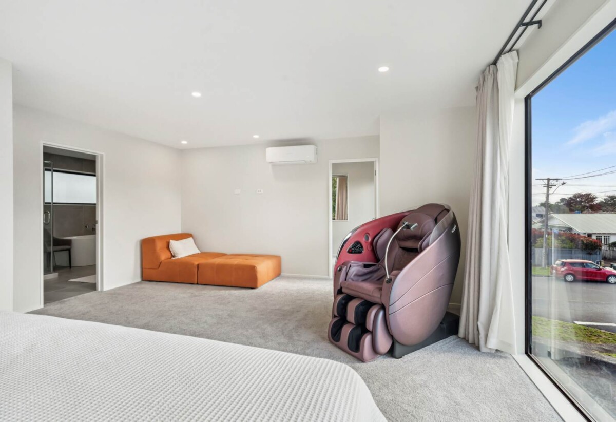5 bedrooms house on 449m2 section, vendor NEEDS SOLD, American Oak timber flooring, 1D Kawau Road, Greenlane, Auckland