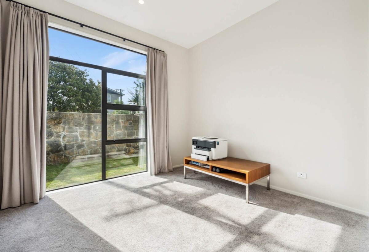 5 bedrooms house on 449m2 section, vendor NEEDS SOLD, American Oak timber flooring, 1D Kawau Road, Greenlane, Auckland