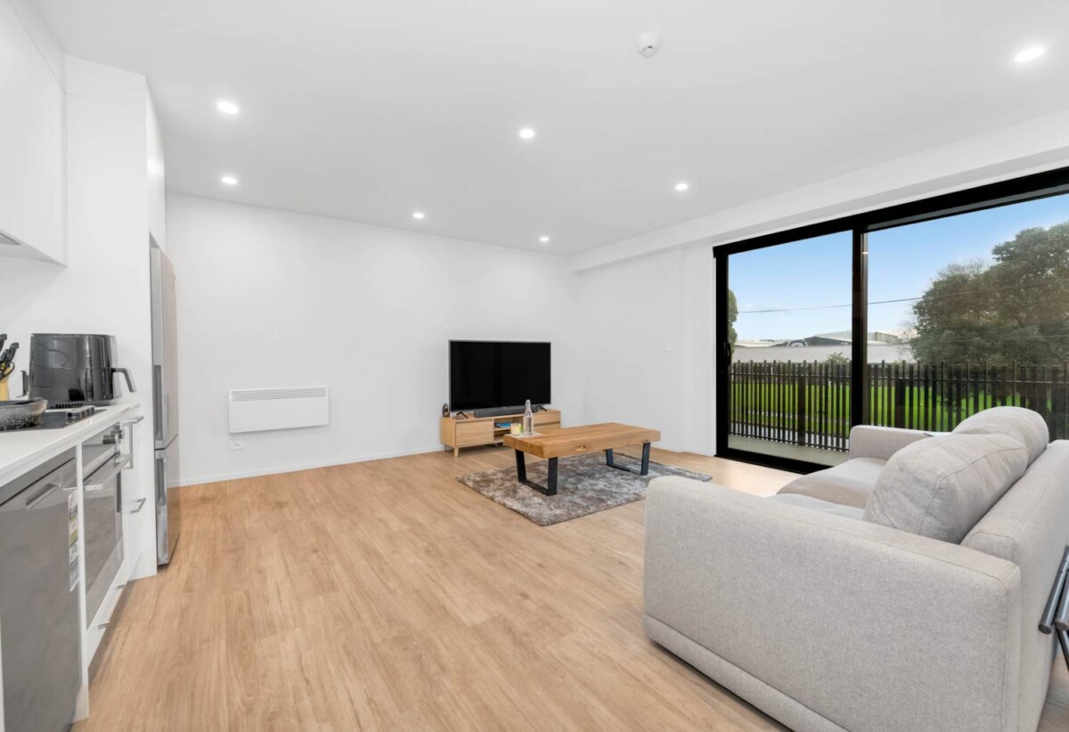 2 bedrooms apartment, just a short walk to the GI train station, bus hub, supermarkets, 0.3 km to Ruapotaka School, 1.2 km to Tamaki College, 102, 7C Hinaki Street, Pt England, Auckland