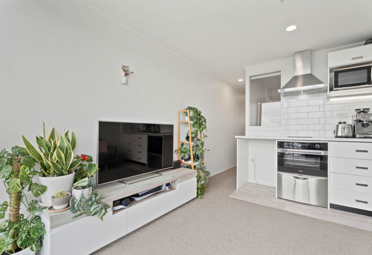 Auckland Girls’ Grammar School zone, Motivated vendor wants it sold, Incredible Views, renovated freehold 2 beds 1 bath top-floor apartment with 1 Carpark, 1504/72 Nelson Street, City Centre, Auckland