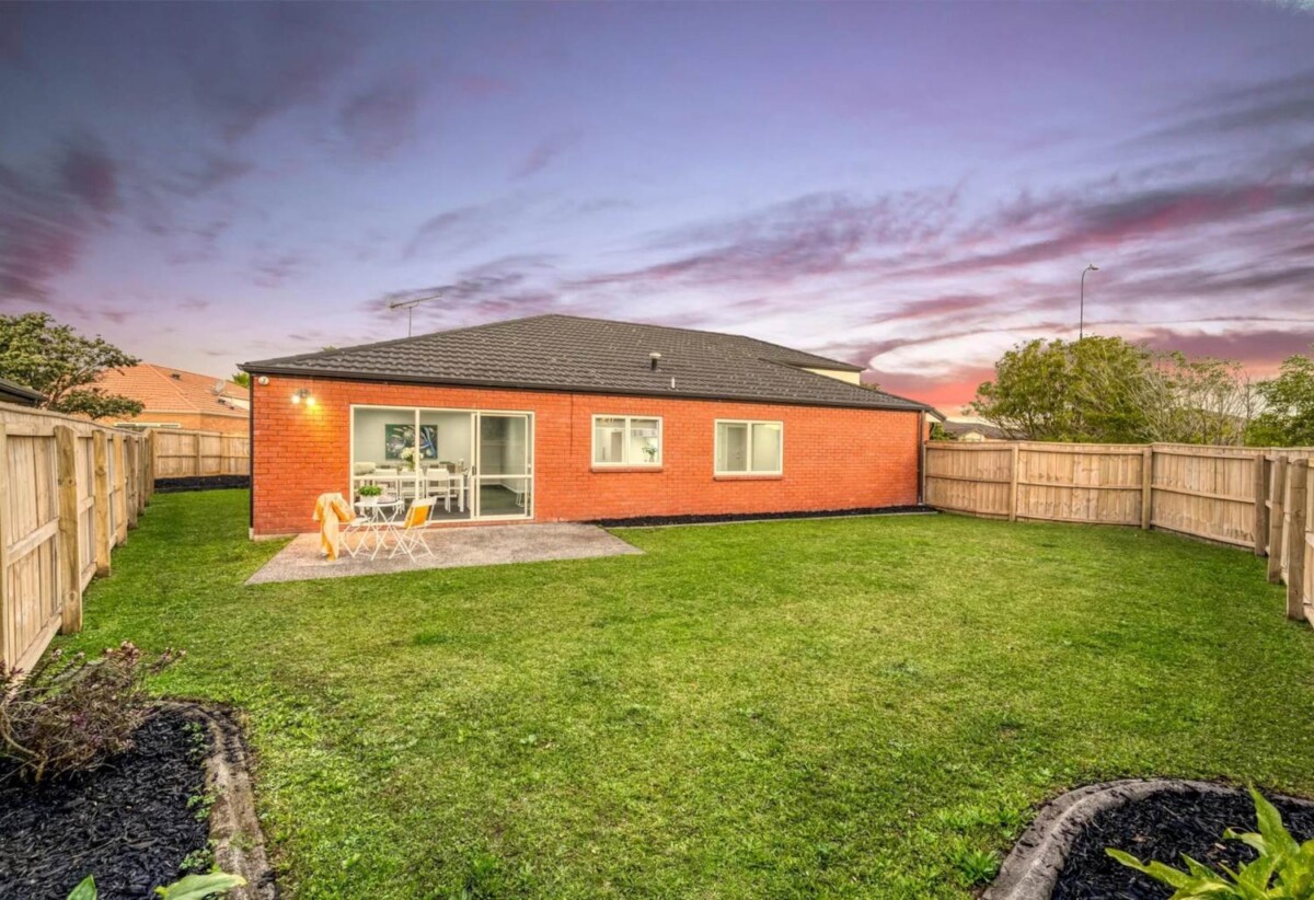 For rent, 4 beds 2 baths house, available 29th November, 6 Shrule Place, East Tamaki, Auckland