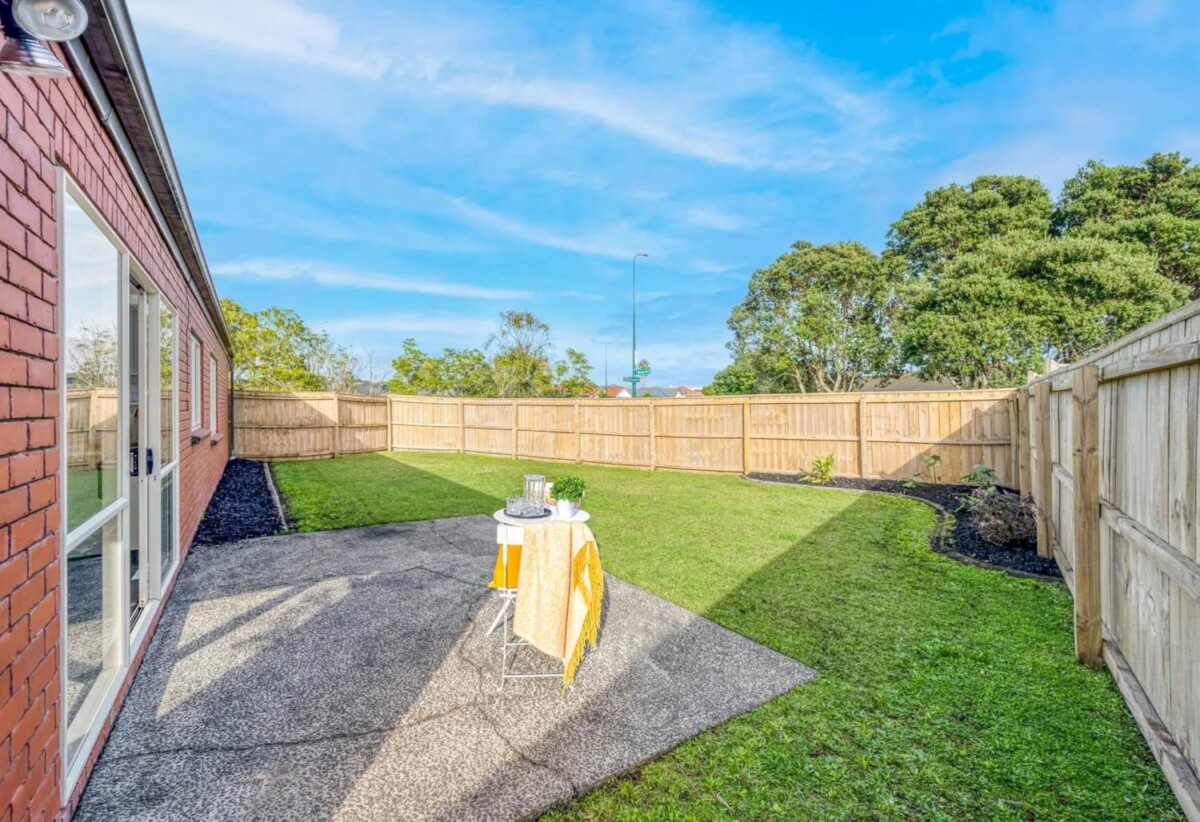 For rent, 4 beds 2 baths house, available 29th November, 6 Shrule Place, East Tamaki, Auckland