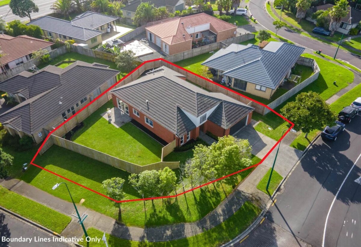 For rent, 4 beds 2 baths house, available 29th November, 6 Shrule Place, East Tamaki, Auckland