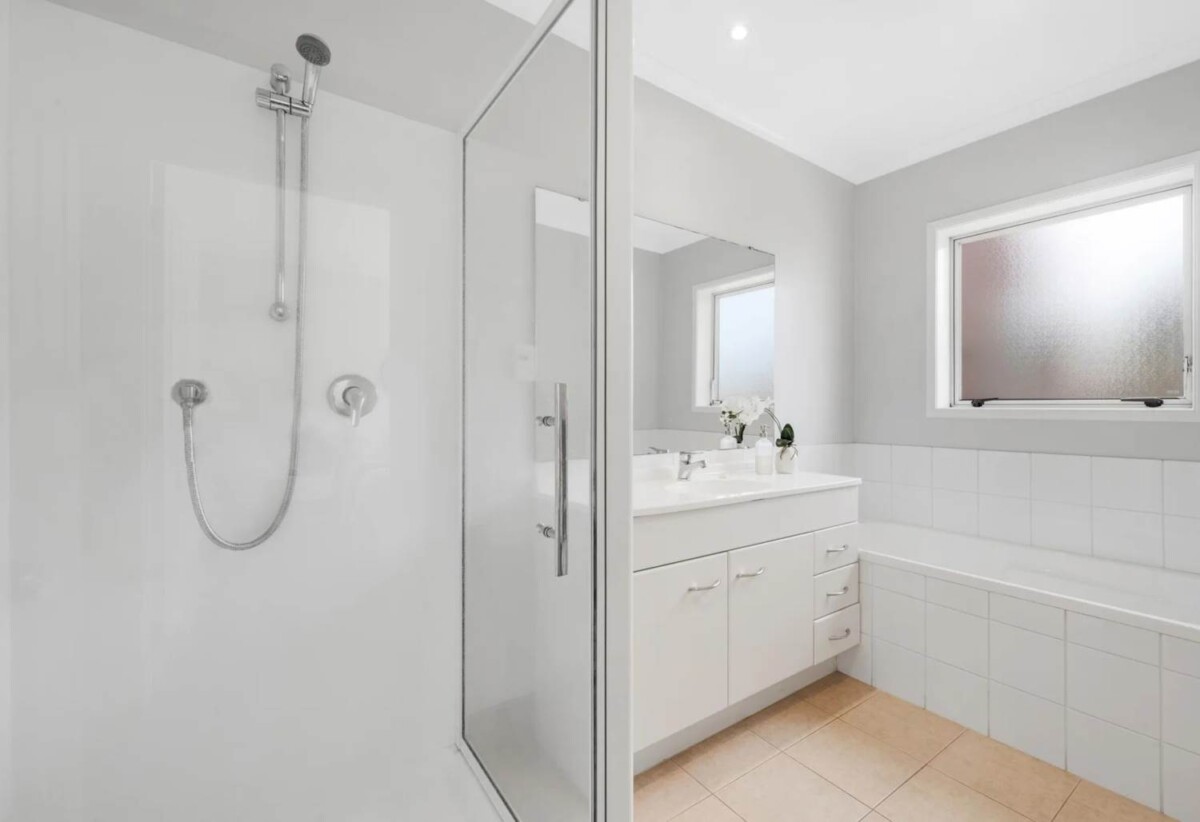 For rent, 4 beds 2 baths house, available 29th November, 6 Shrule Place, East Tamaki, Auckland
