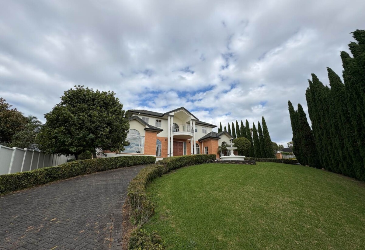 For rent 6 beds 4 baths house, available 24th October, 26 Anaheim Boulevard, Shamrock Park, Auckland