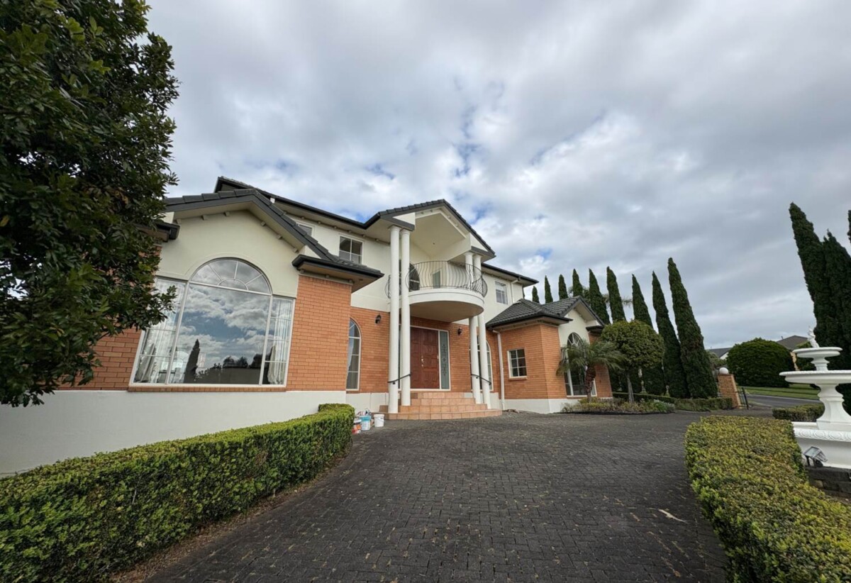 For rent 6 beds 4 baths house, available 24th October, 26 Anaheim Boulevard, Shamrock Park, Auckland