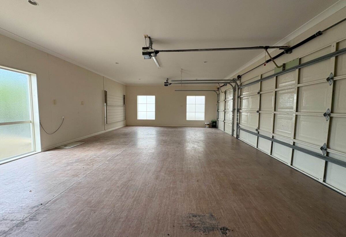 For rent 6 beds 4 baths house, available 24th October, 26 Anaheim Boulevard, Shamrock Park, Auckland