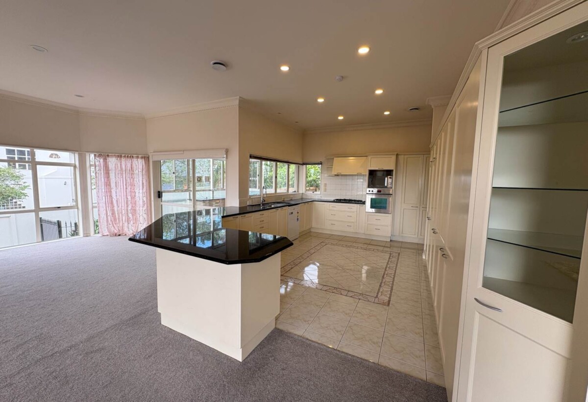 For rent 6 beds 4 baths house, available 24th October, 26 Anaheim Boulevard, Shamrock Park, Auckland