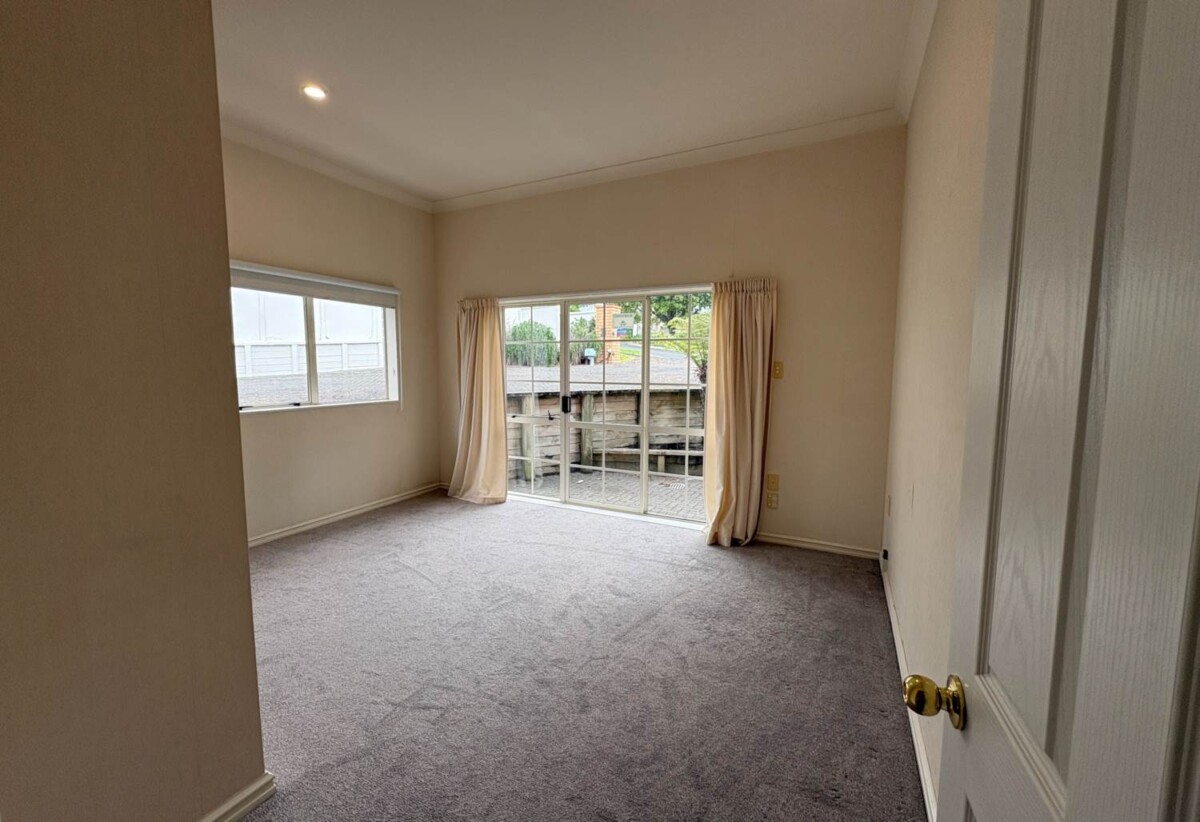 For rent 6 beds 4 baths house, available 24th October, 26 Anaheim Boulevard, Shamrock Park, Auckland