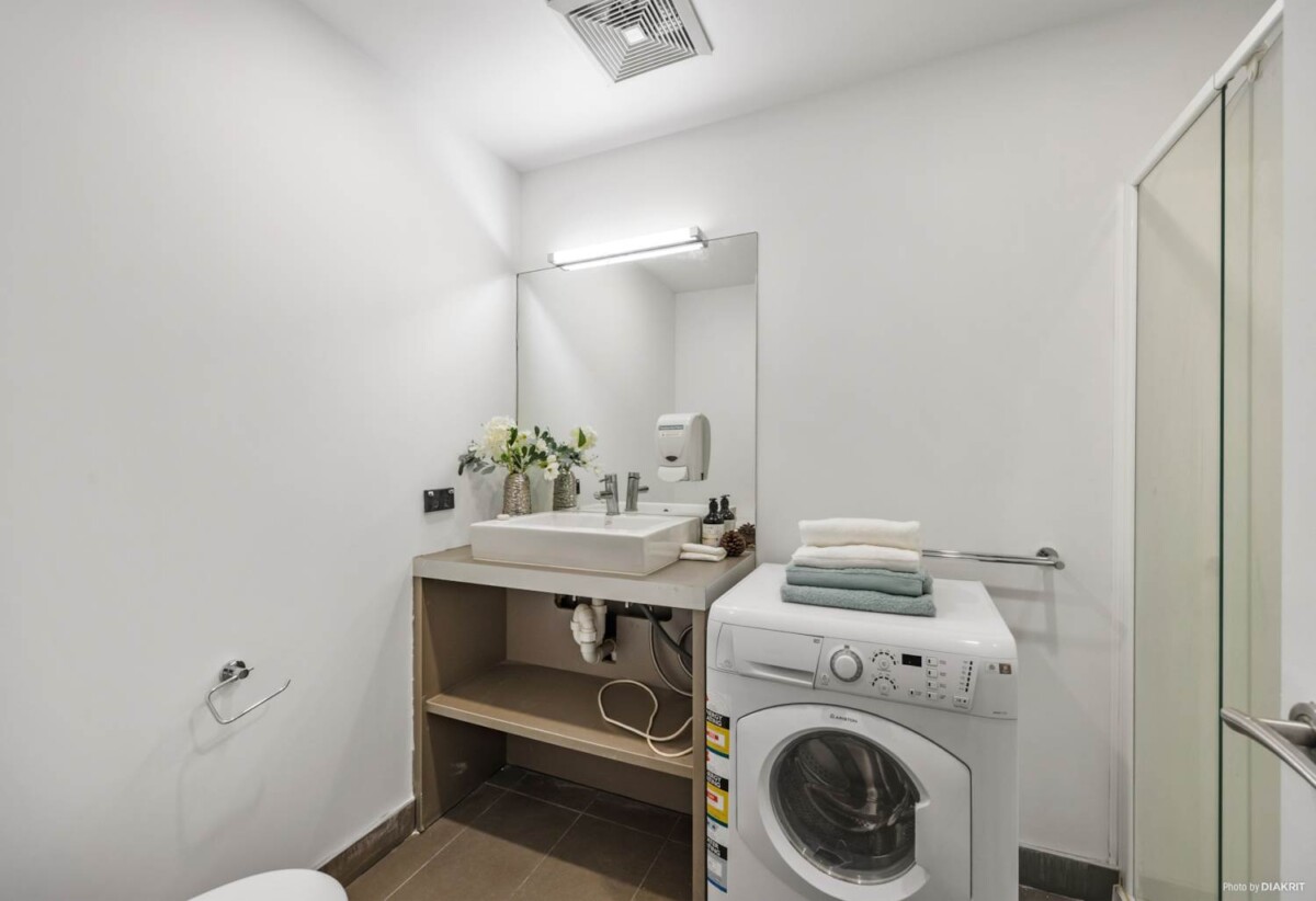 Auckland Girls’ Grammar School zone, Freehold 2 beds 1 bath apartment, 65sqm plus a super large balcony, Full furniture package is included, 2 km to Auckland Girls’ Grammar School, 303/19 Anzac Avenue, City Centre, Auckland