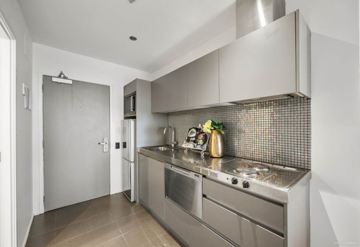 Auckland Girls’ Grammar School zone, Freehold 2 beds 1 bath apartment, 65sqm plus a super large balcony, Full furniture package is included, 2 km to Auckland Girls’ Grammar School, 303/19 Anzac Avenue, City Centre, Auckland