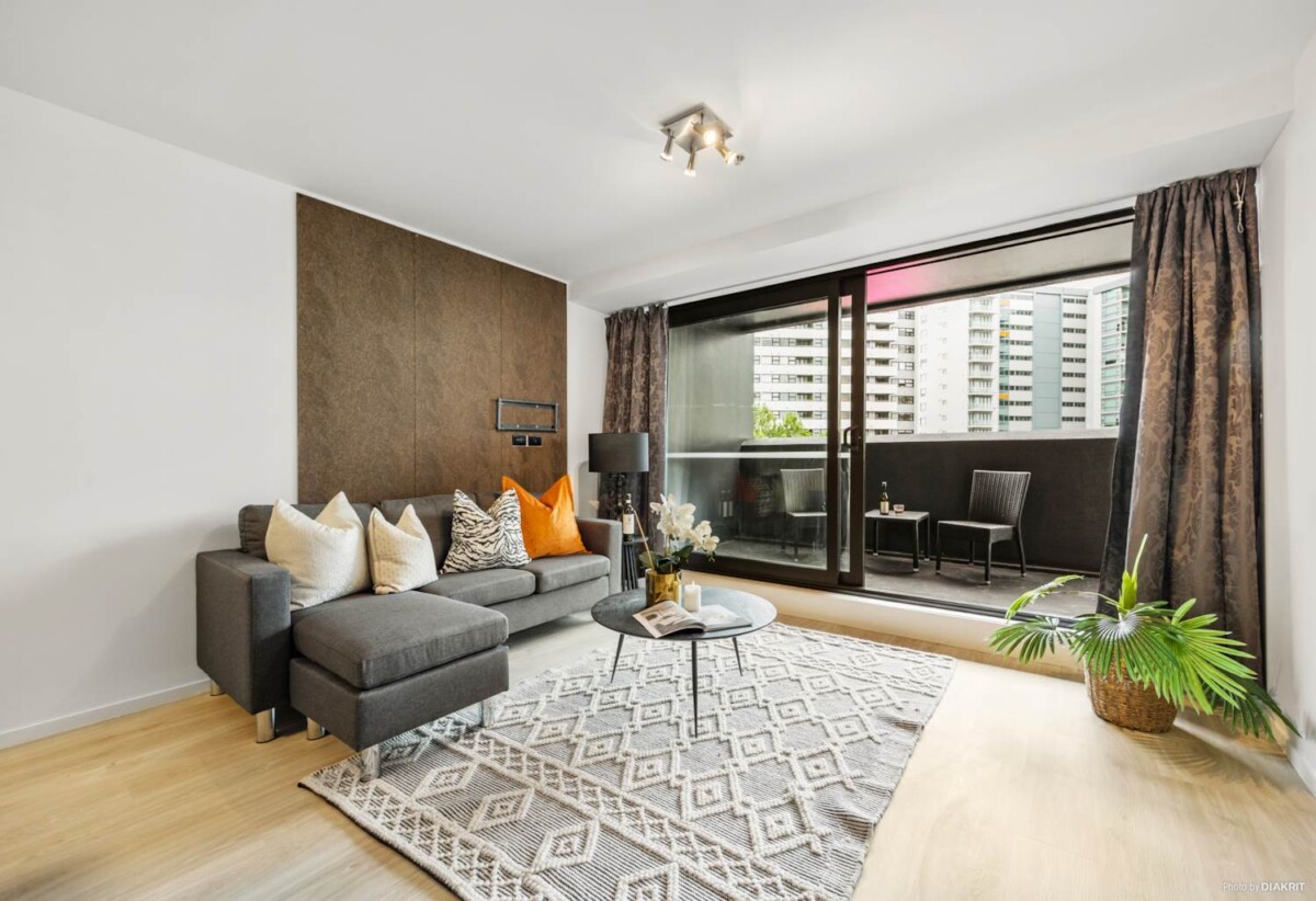 Auckland Girls’ Grammar School zone, Freehold 2 beds 1 bath apartment, 65sqm plus a super large balcony, Full furniture package is included, 2 km to Auckland Girls’ Grammar School, 303/19 Anzac Avenue, City Centre, Auckland