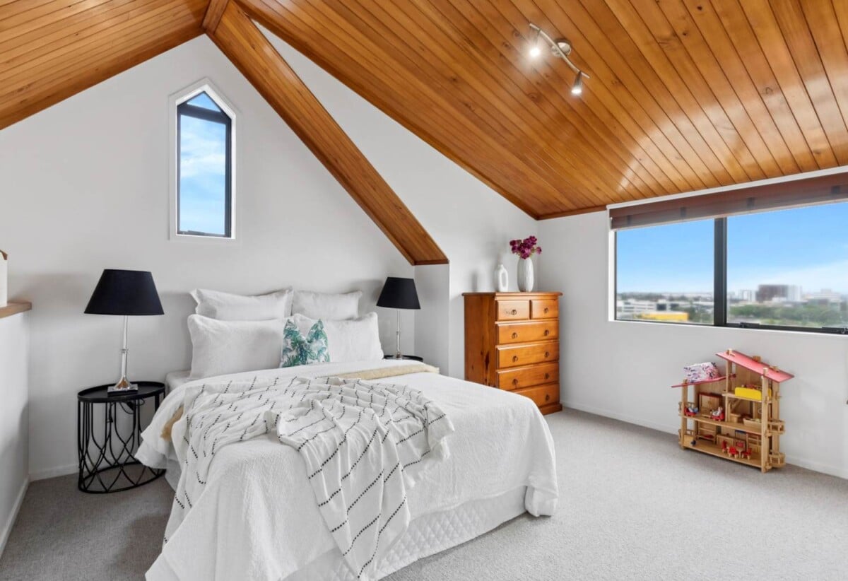 Charming 3 bedrooms + multi-purpose room + a sauna, 38A Waiohua Road, Greenlane, Auckland