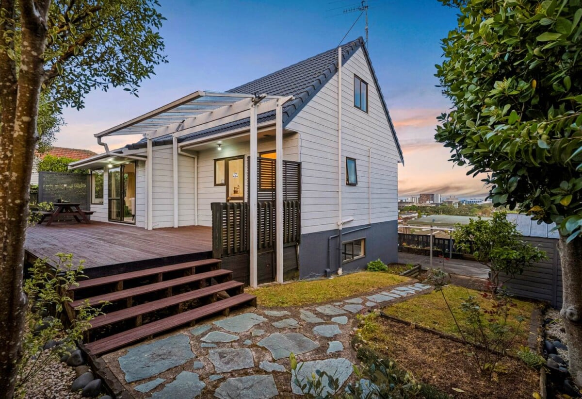 Charming 3 bedrooms + multi-purpose room + a sauna, 38A Waiohua Road, Greenlane, Auckland