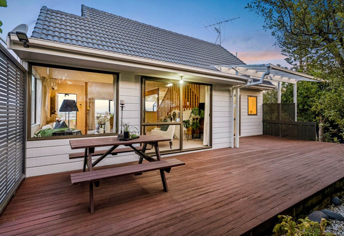 Charming 3 bedrooms + multi-purpose room + a sauna, 38A Waiohua Road, Greenlane, Auckland