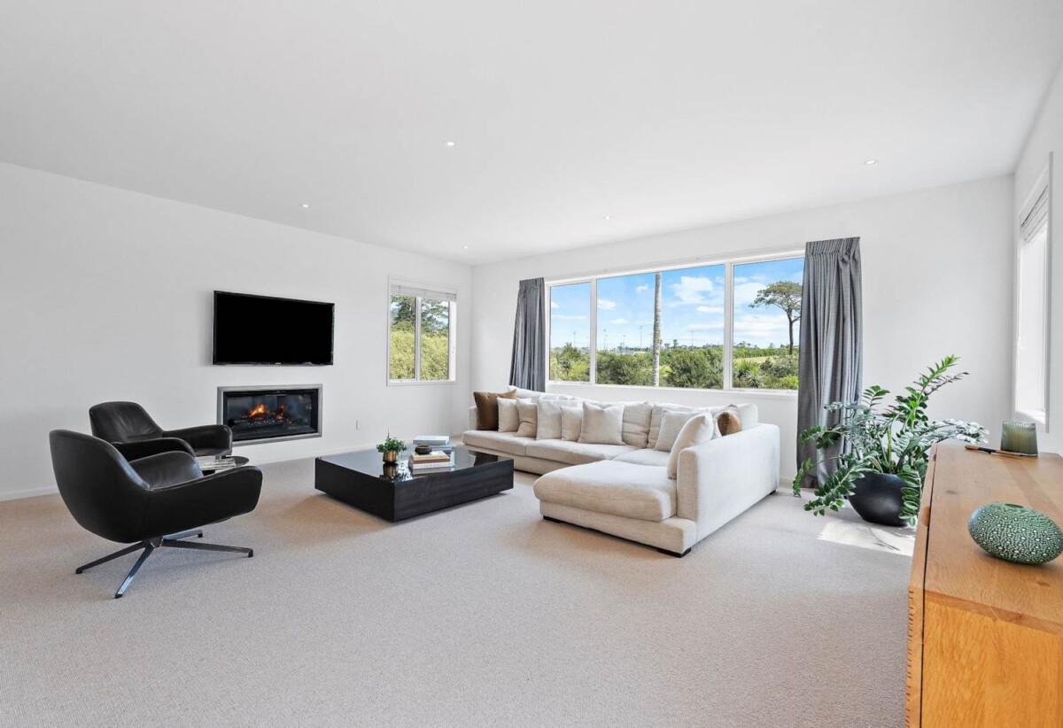 Ignore the CV, Fully Renovated Luxury 5 bedrooms house on 776m² section, 13 Emerald Way, Albany, Auckland