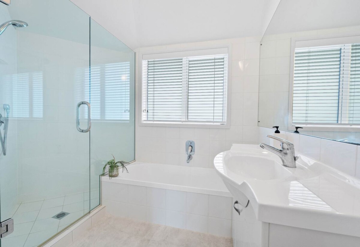 Ignore the CV, Fully Renovated Luxury 5 bedrooms house on 776m² section, 13 Emerald Way, Albany, Auckland