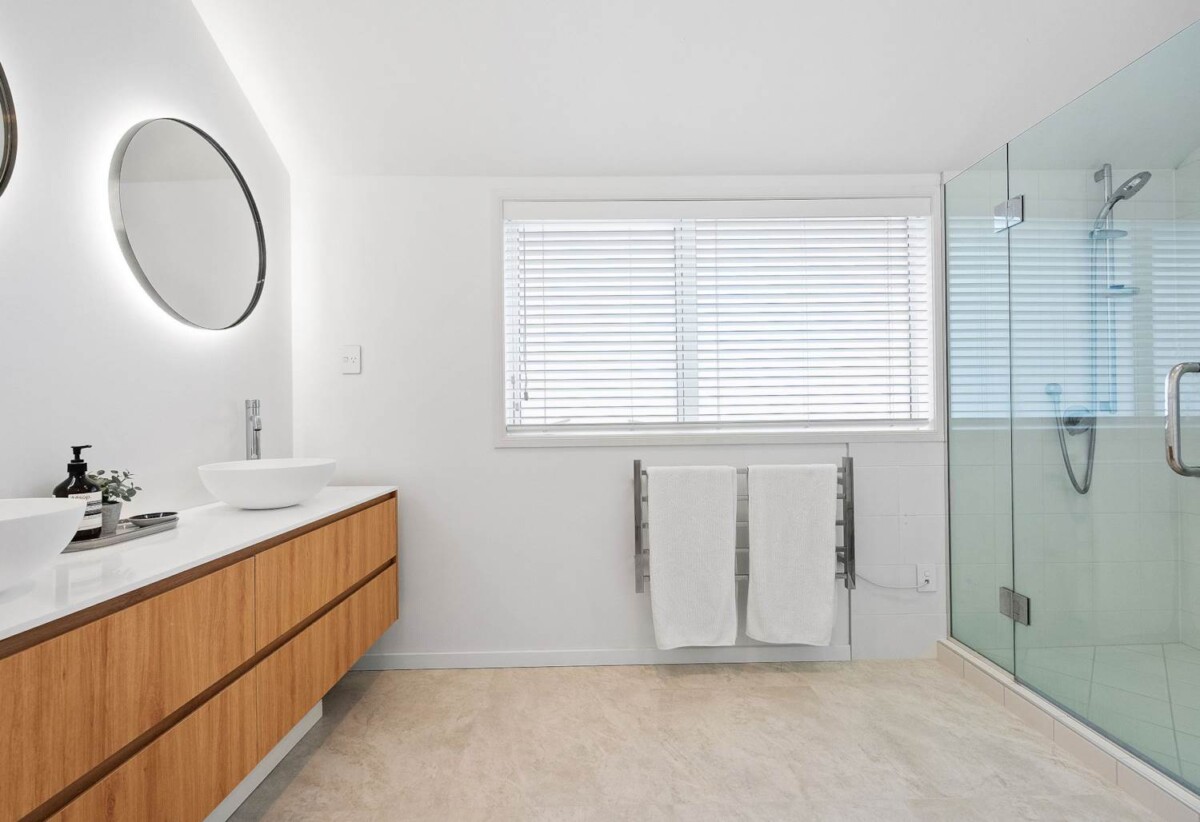 Ignore the CV, Fully Renovated Luxury 5 bedrooms house on 776m² section, 13 Emerald Way, Albany, Auckland