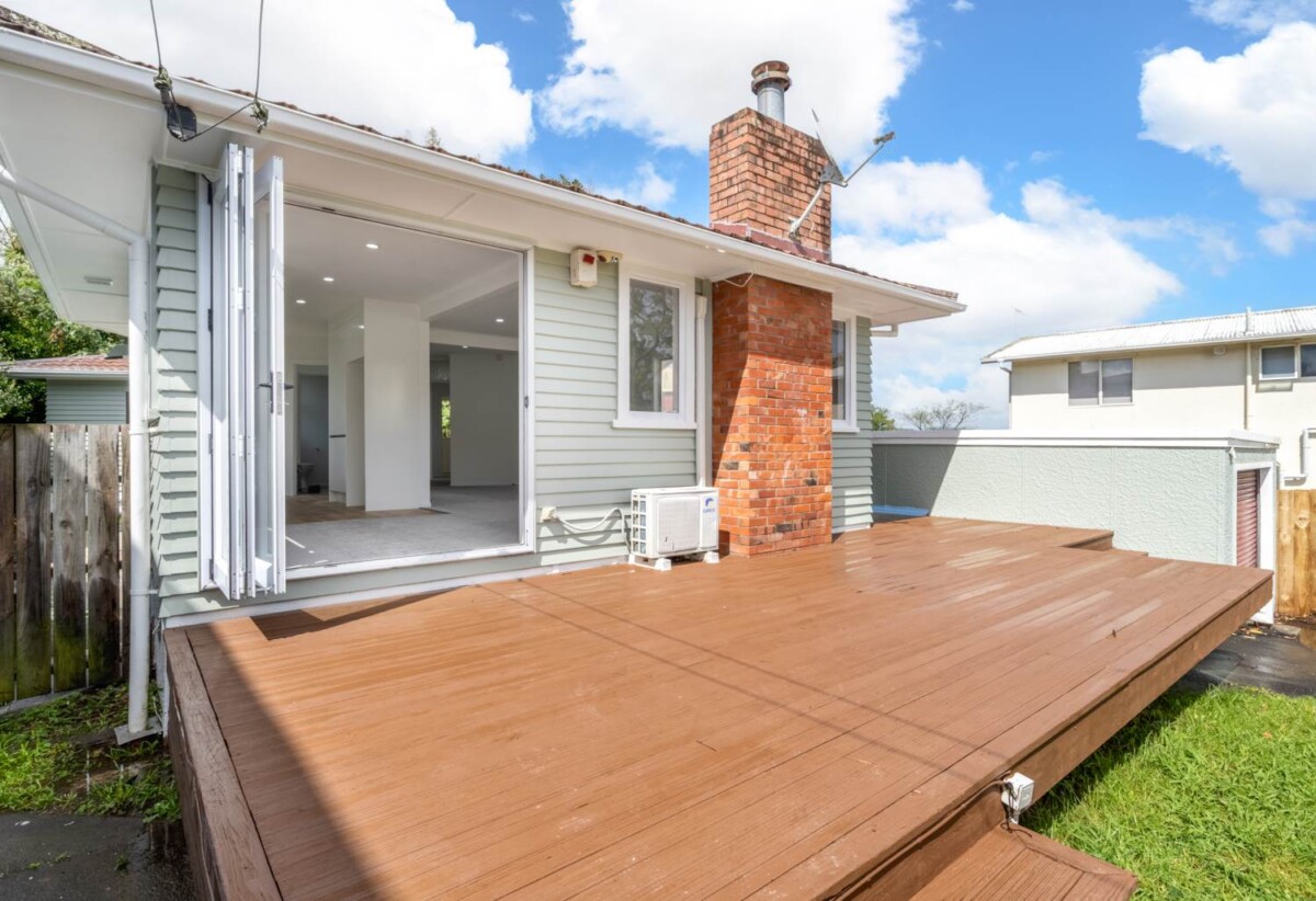 Modern 4 bedrooms house on 547m² section, new kitchen with modern appliances, new carpet, LED lighting, 27 Shoreham Street, Avondale, Auckland