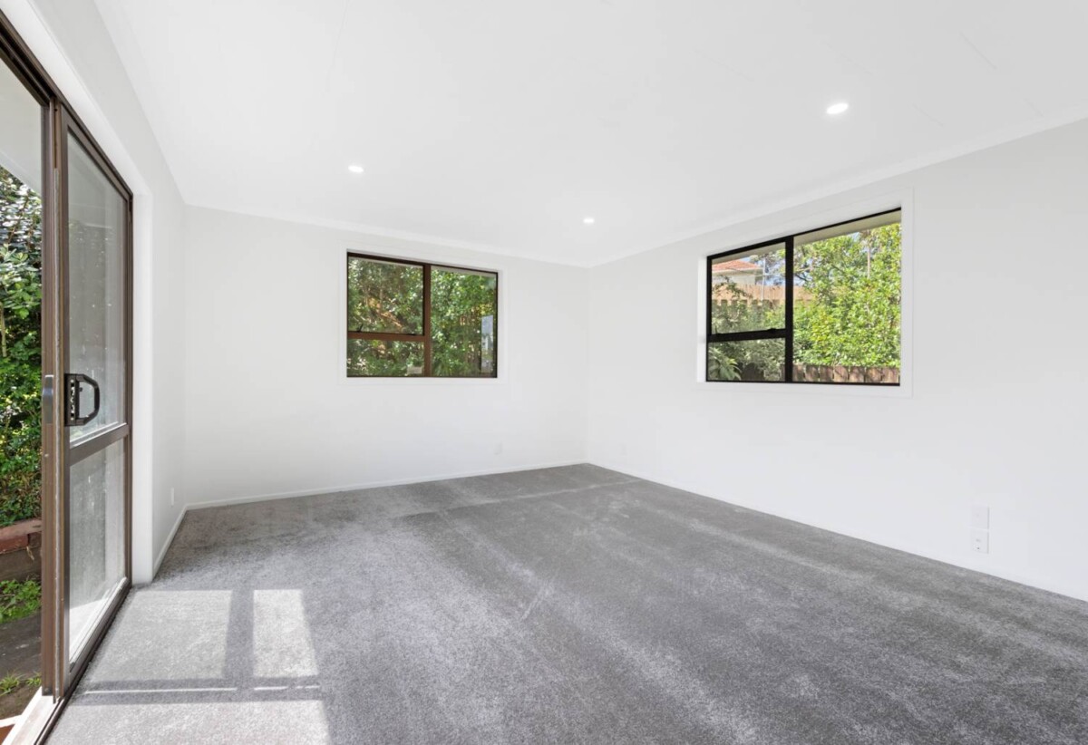 Modern 4 bedrooms house on 547m² section, new kitchen with modern appliances, new carpet, LED lighting, 27 Shoreham Street, Avondale, Auckland